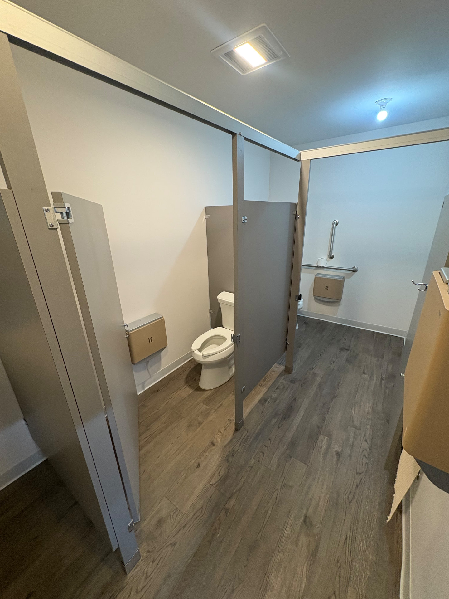 Spotless multi-stall commercial restroom